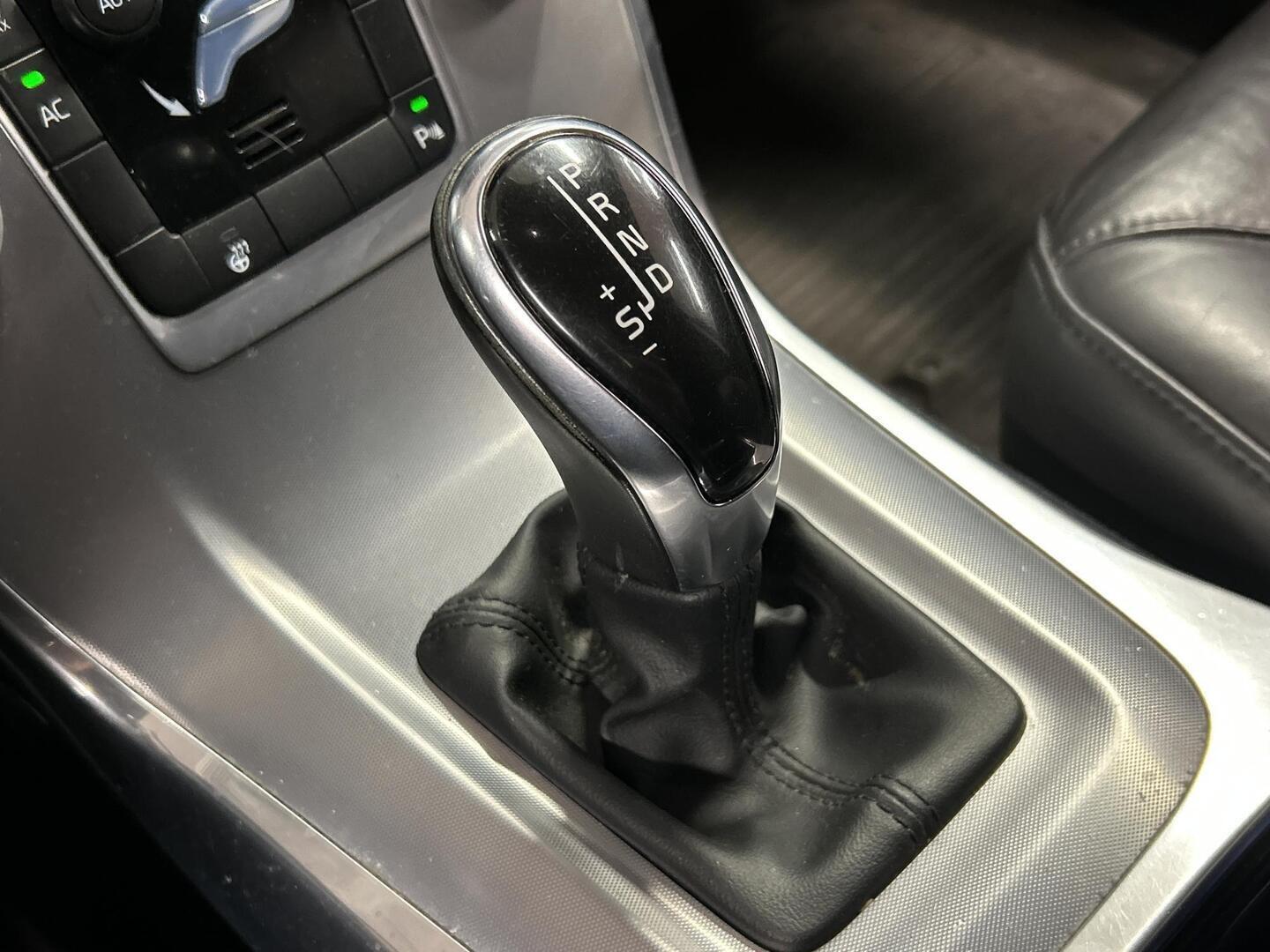 VOLVO V70 2015