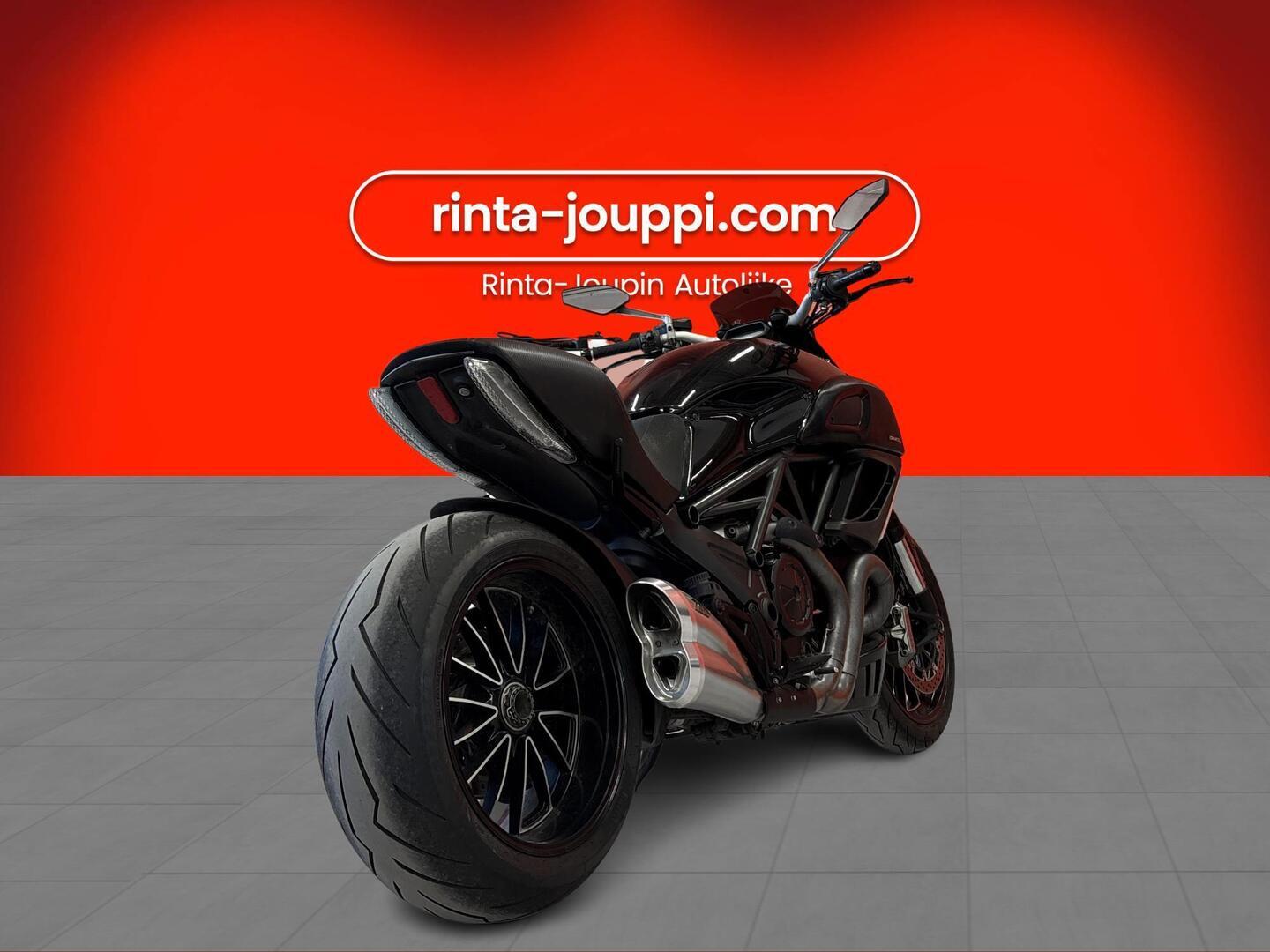 DUCATI DIAVEL 2011