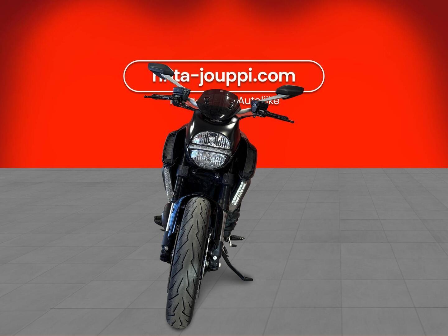 DUCATI DIAVEL 2011