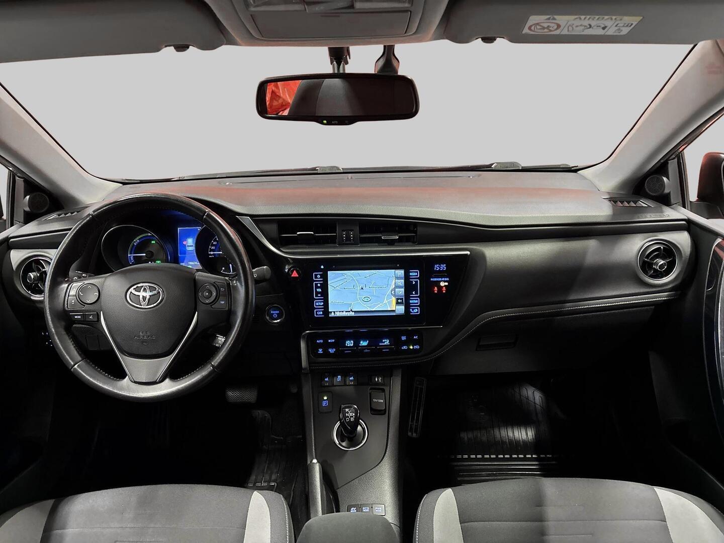TOYOTA Auris 2015