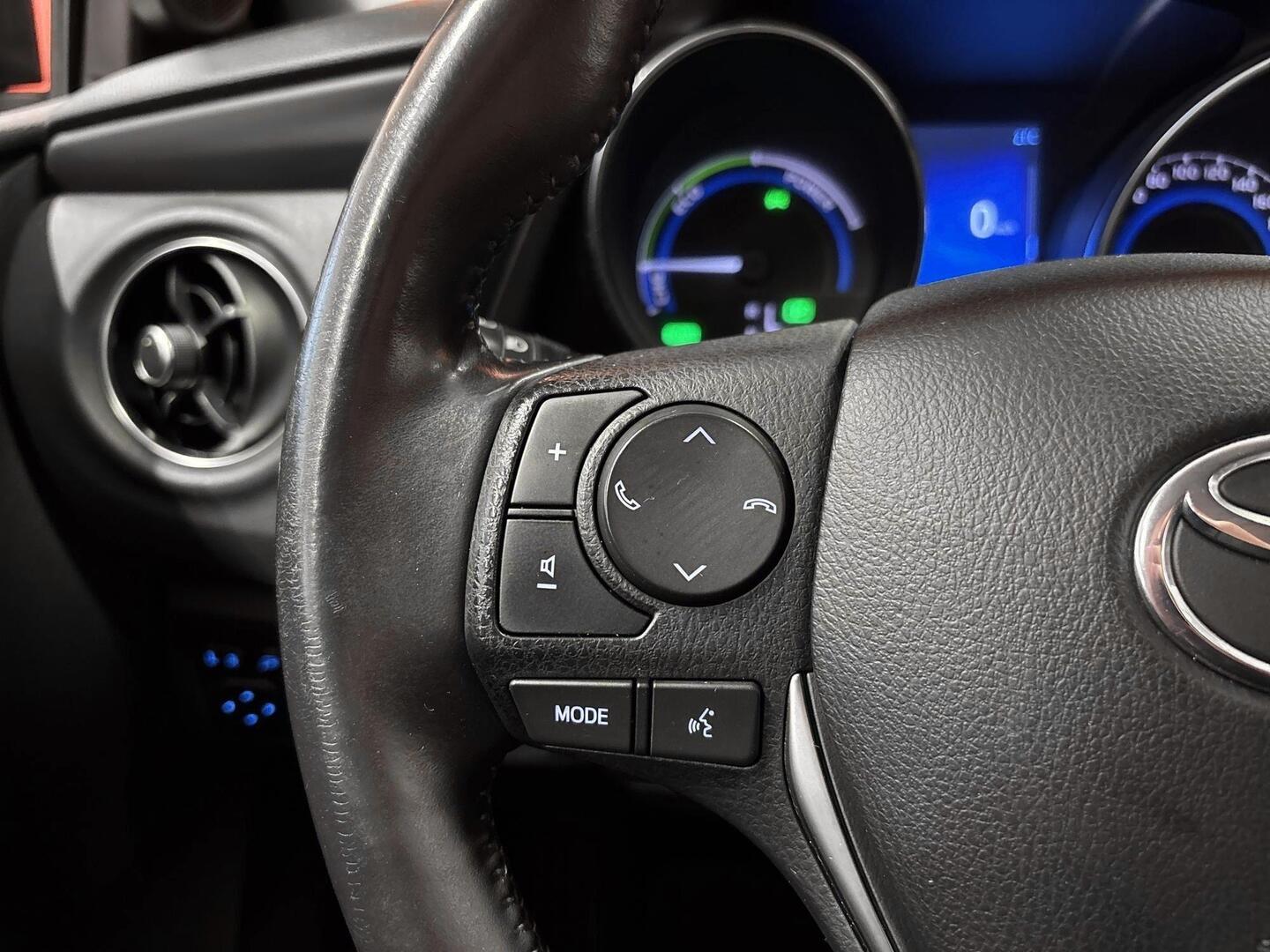 TOYOTA Auris 2015