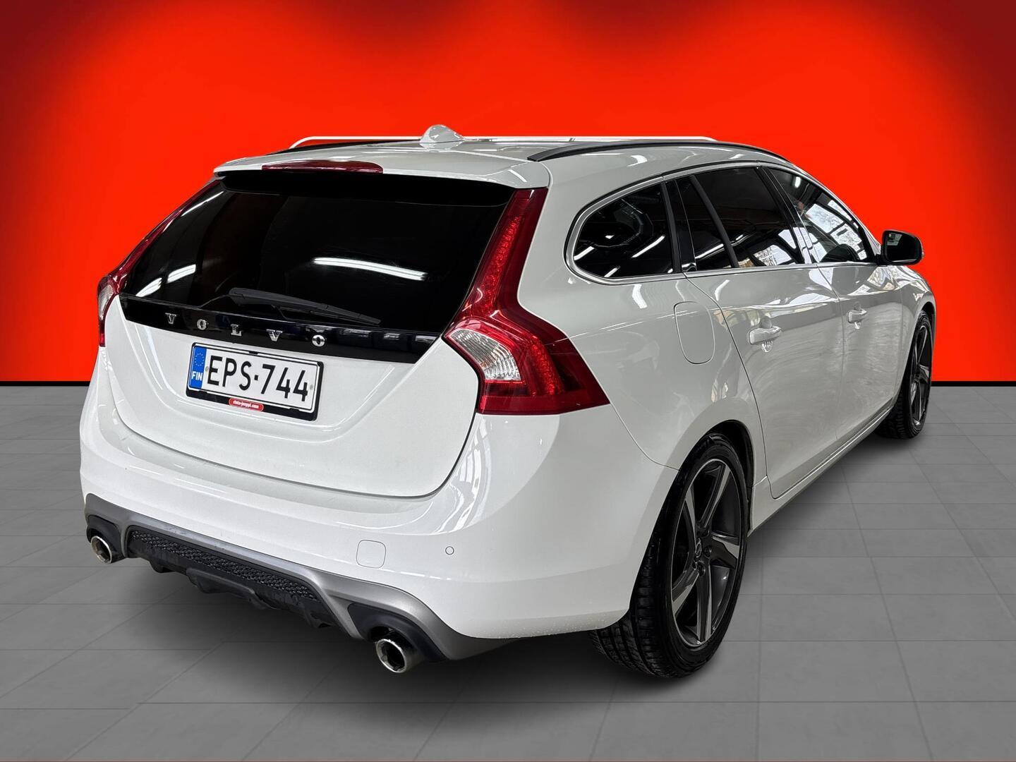 VOLVO V60 2015
