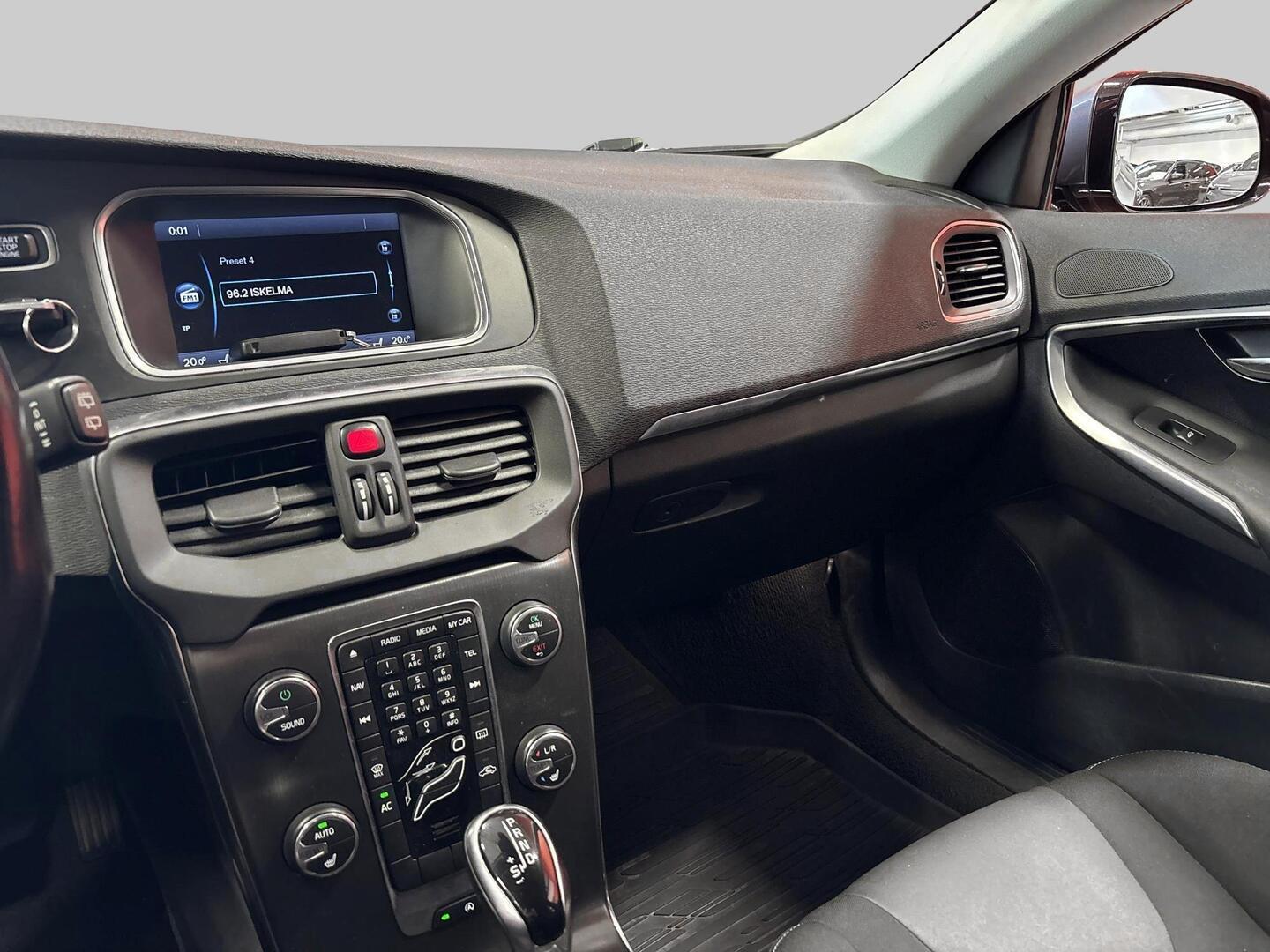VOLVO V40 2014