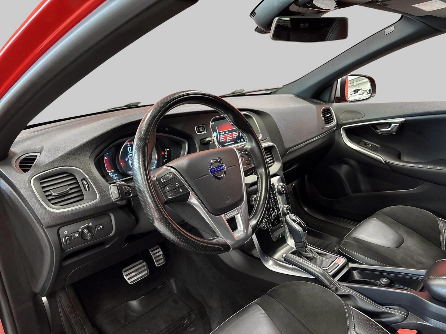 VOLVO V40 2016