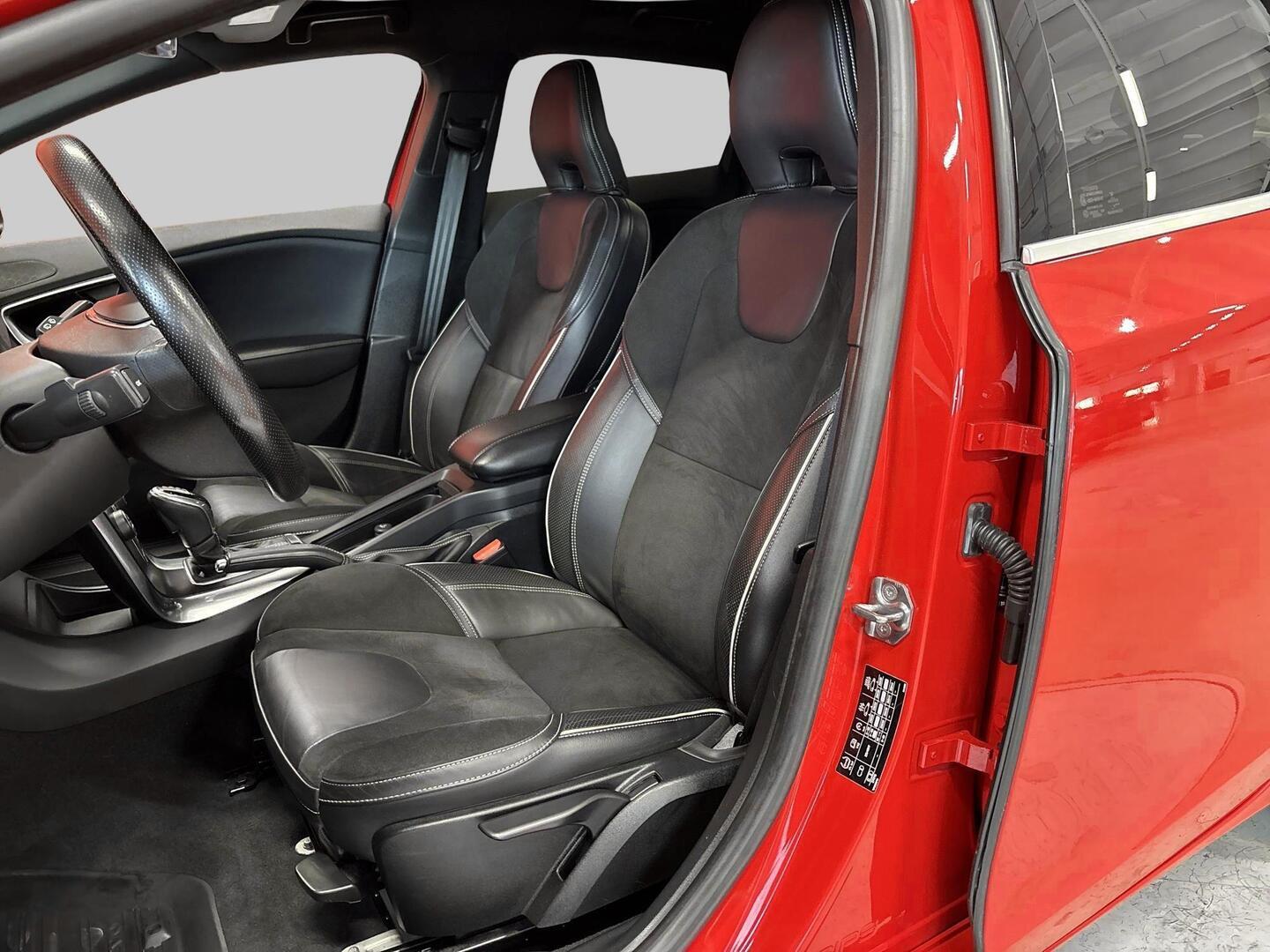 VOLVO V40 2016