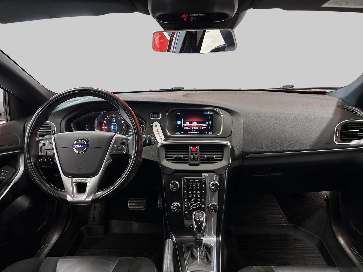 VOLVO V40 2016