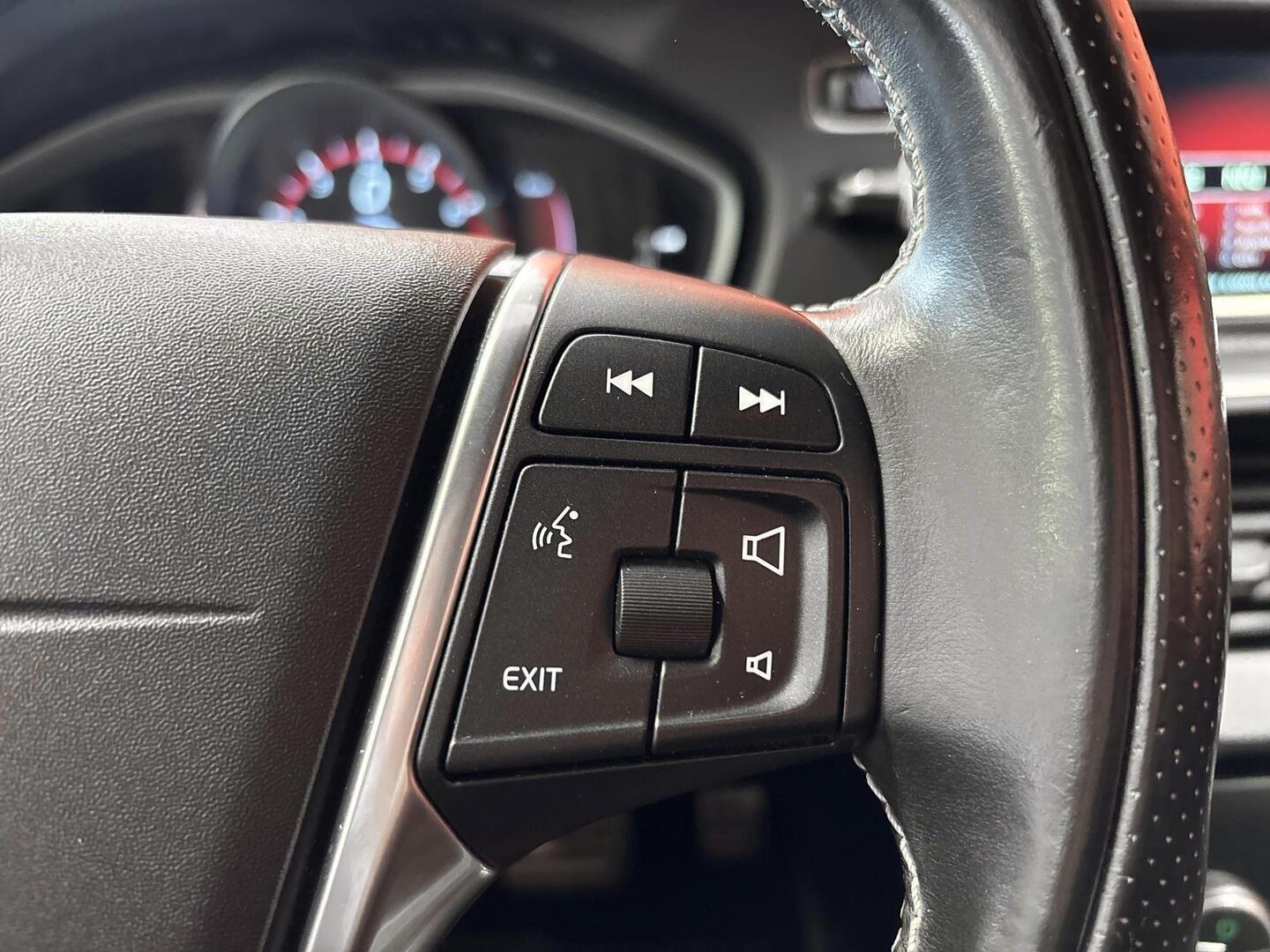 VOLVO V40 2016
