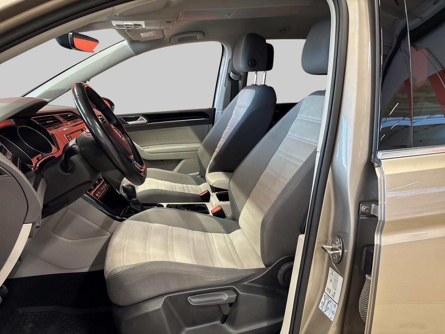 VOLKSWAGEN Touran 2016