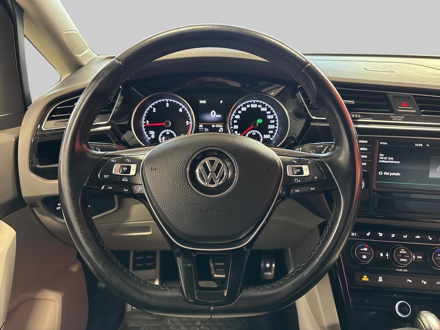 VOLKSWAGEN Touran 2016