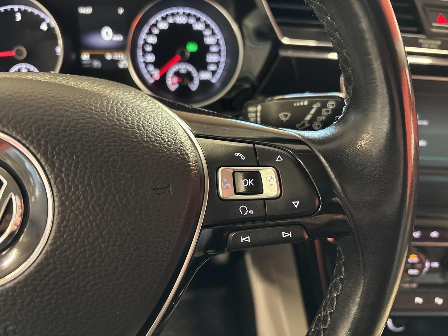 VOLKSWAGEN Touran 2016