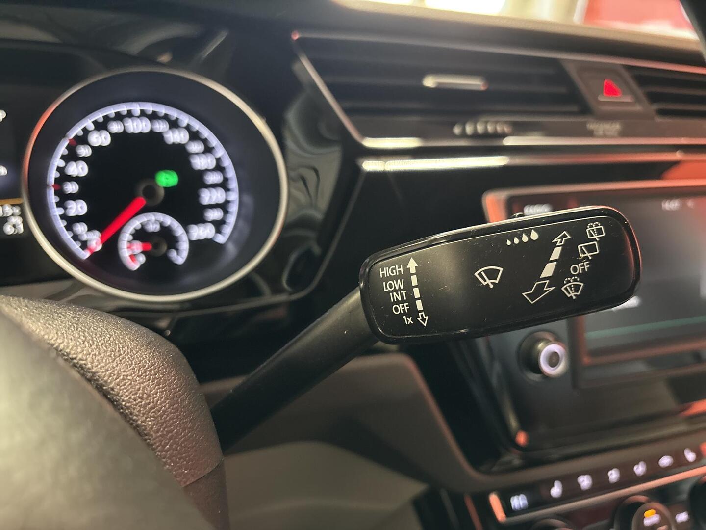 VOLKSWAGEN Touran 2016