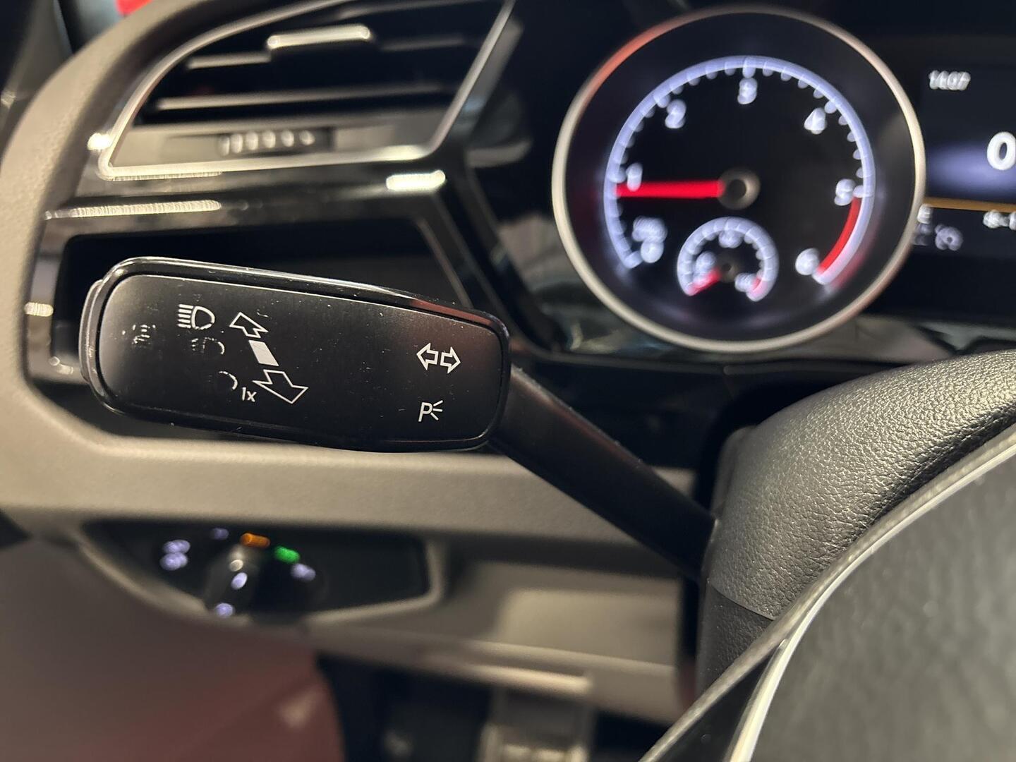 VOLKSWAGEN Touran 2016