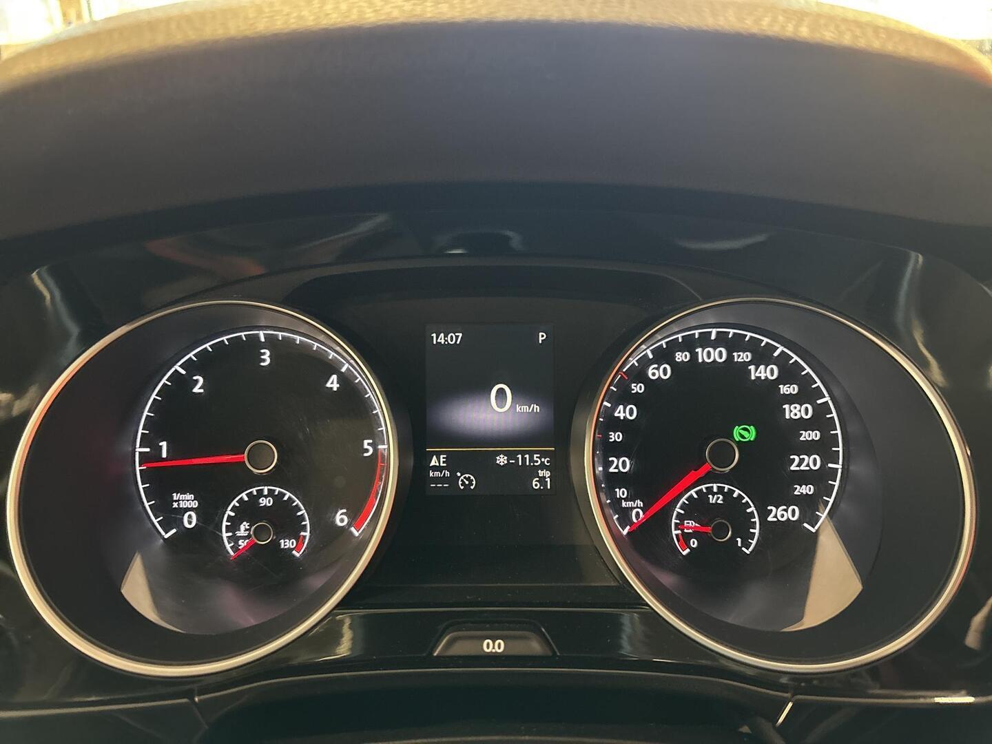 VOLKSWAGEN Touran 2016