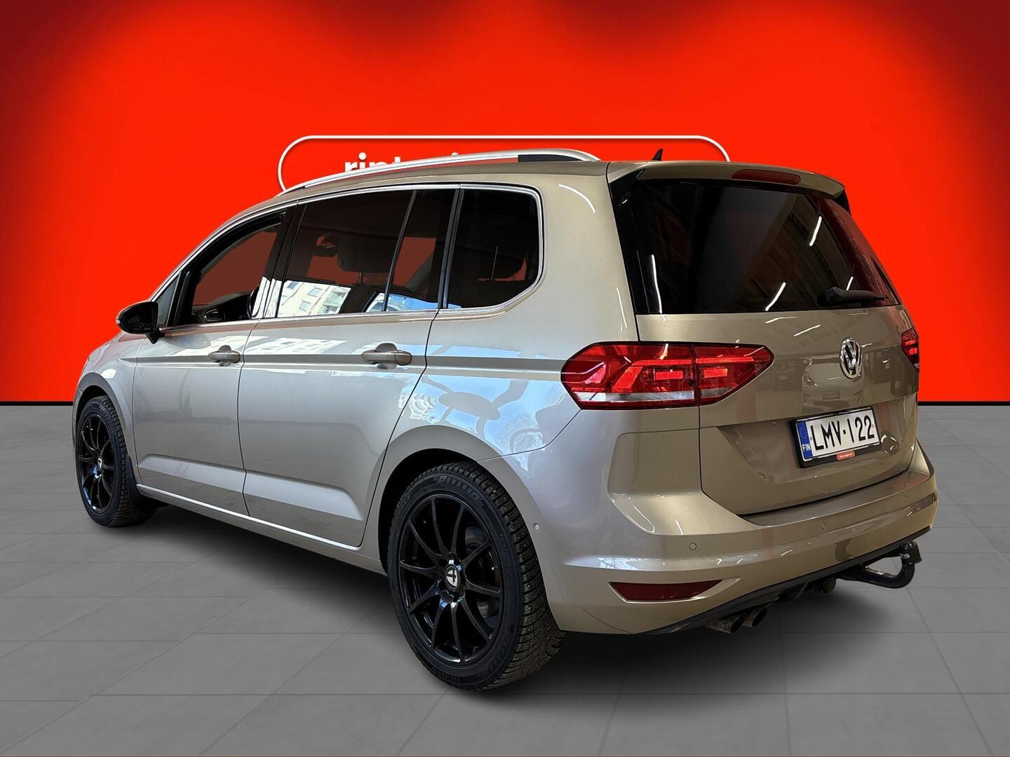 VOLKSWAGEN Touran 2016