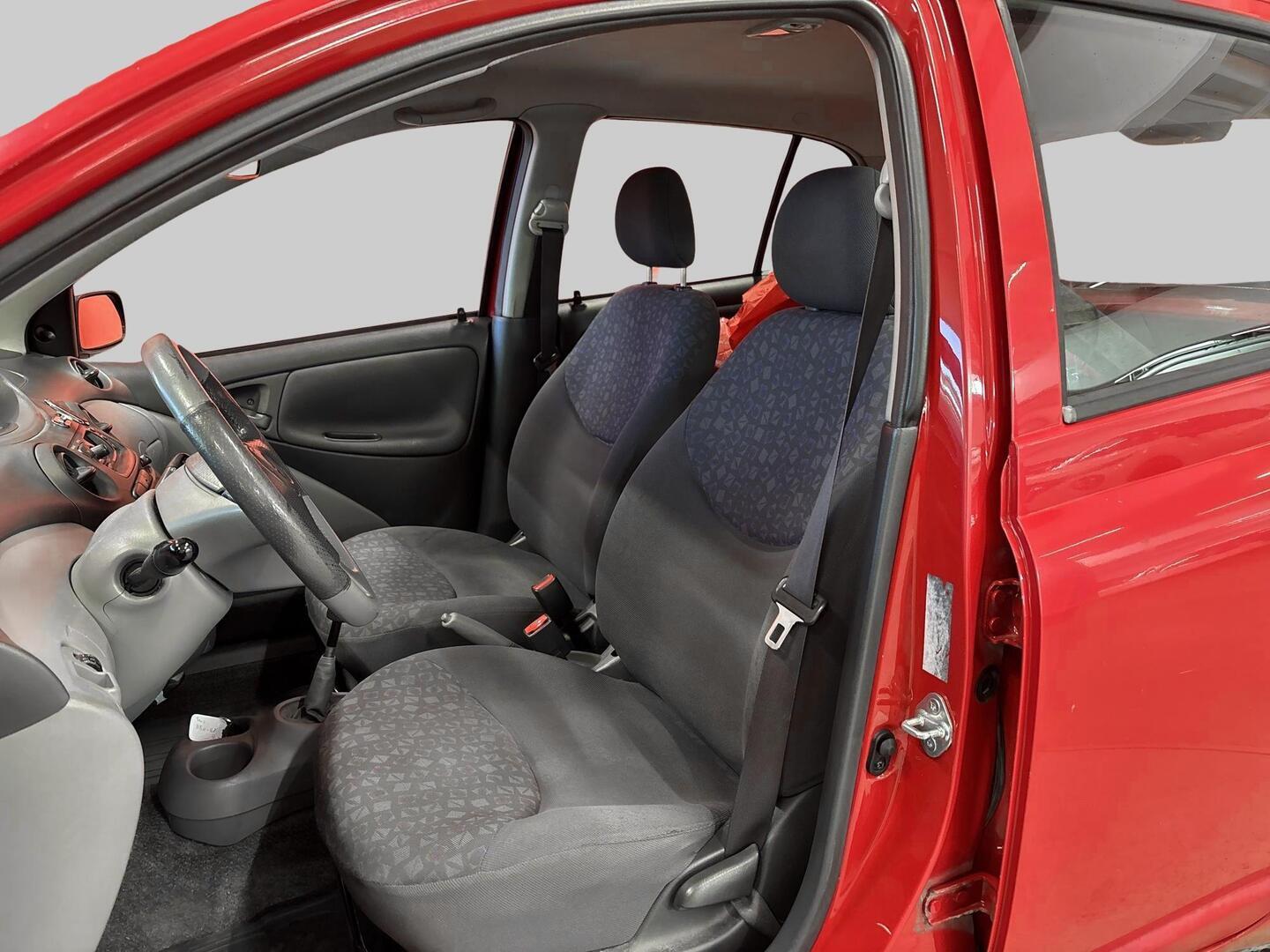 TOYOTA Yaris 2002