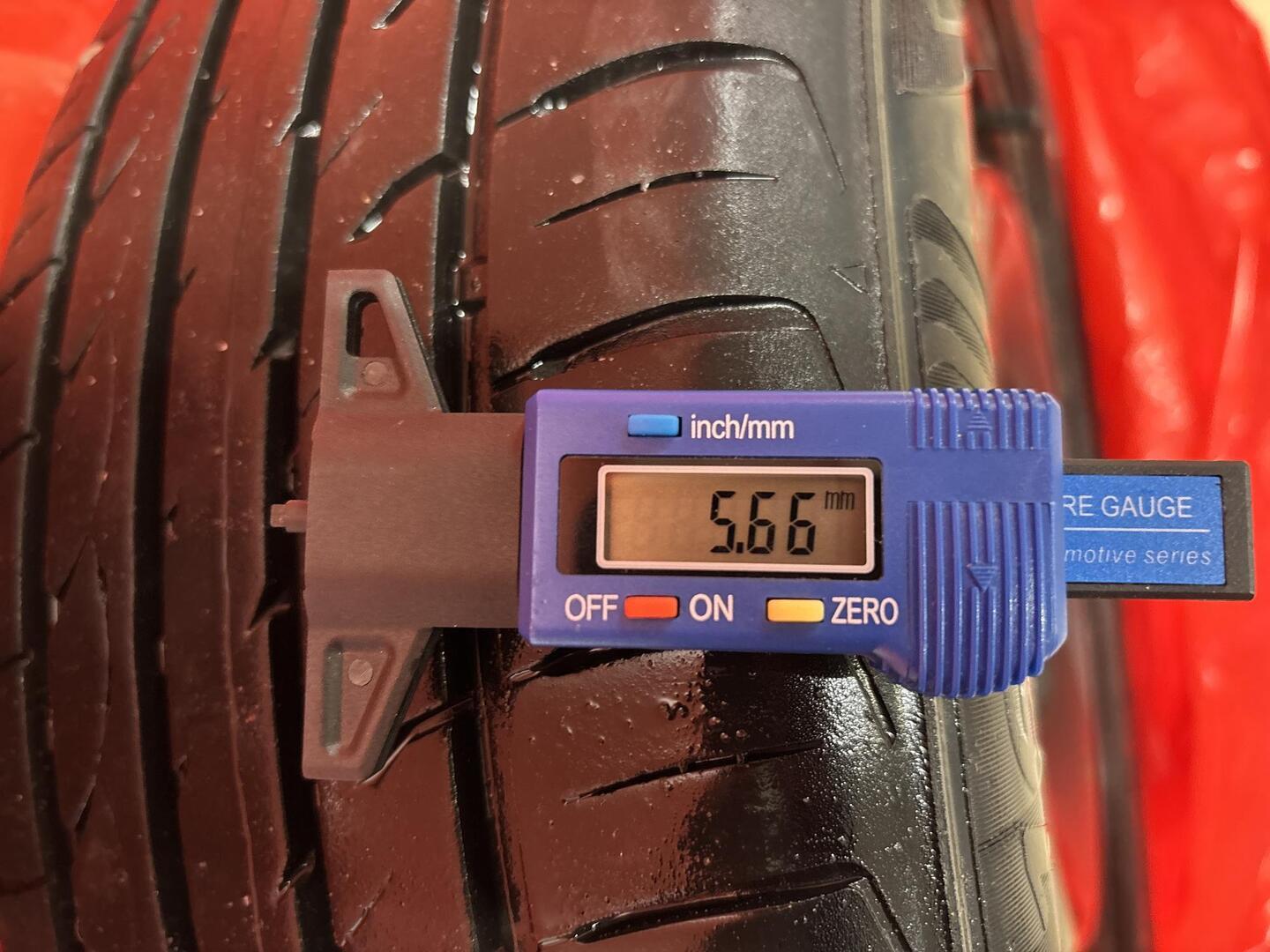 VOLKSWAGEN Caddy Maxi 2012