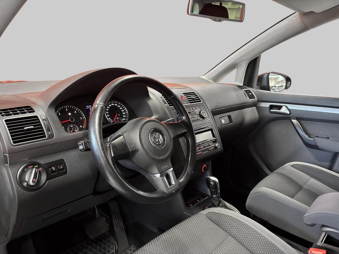 VOLKSWAGEN Touran 2011