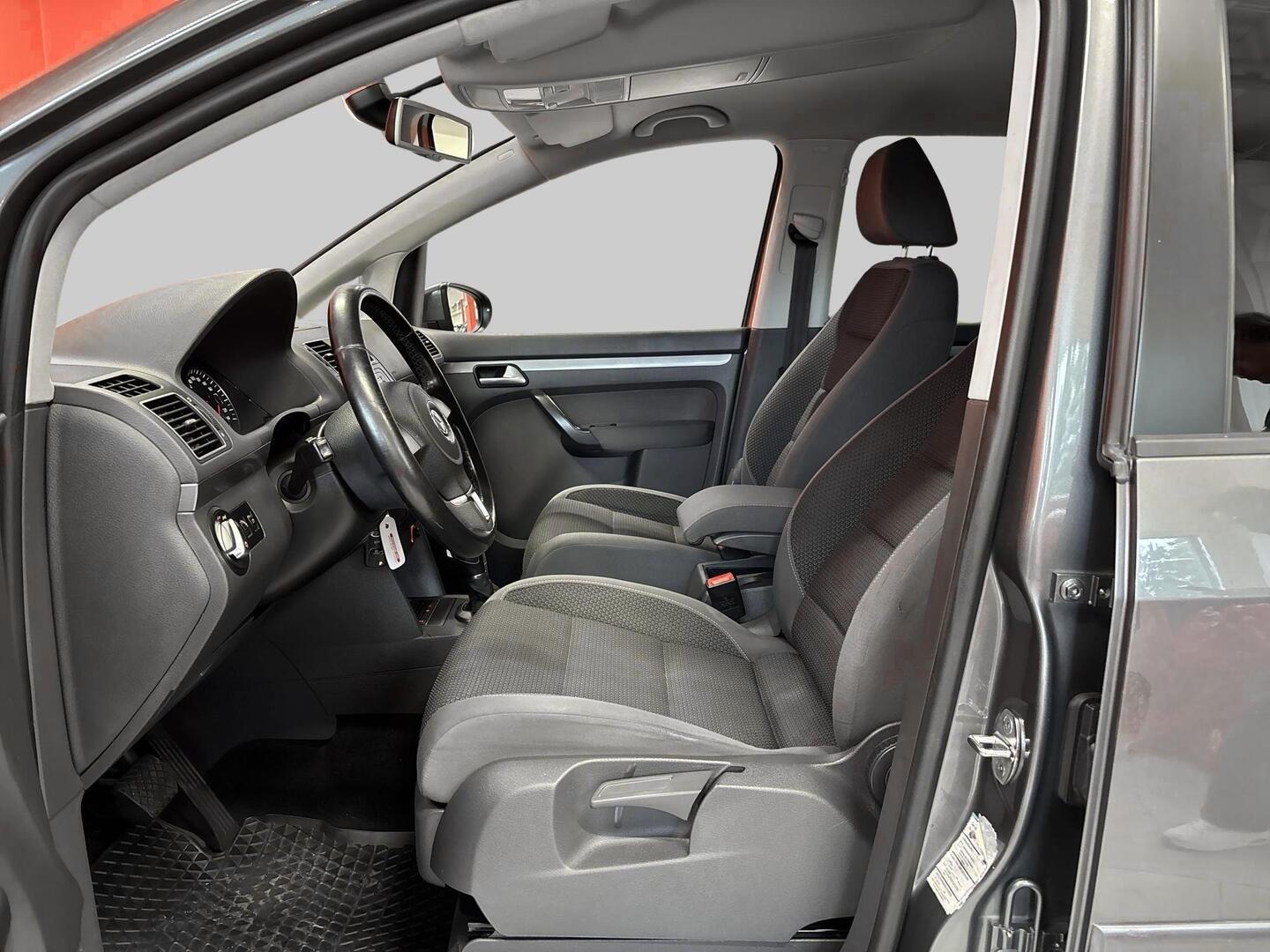 VOLKSWAGEN Touran 2011