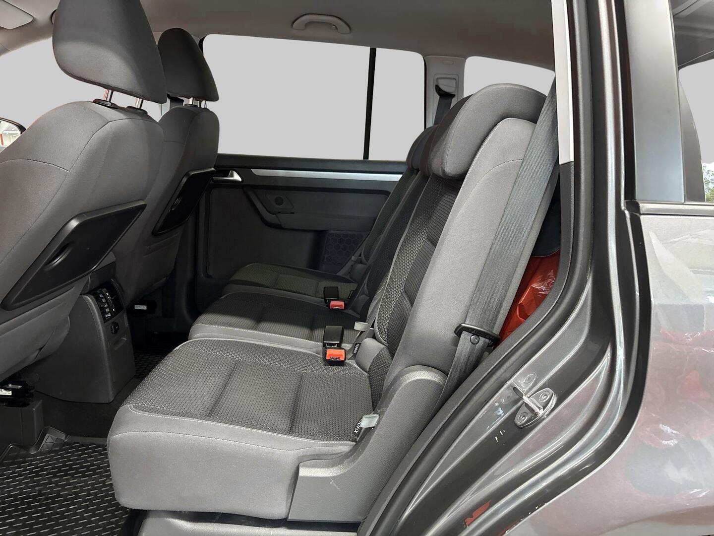 VOLKSWAGEN Touran 2011