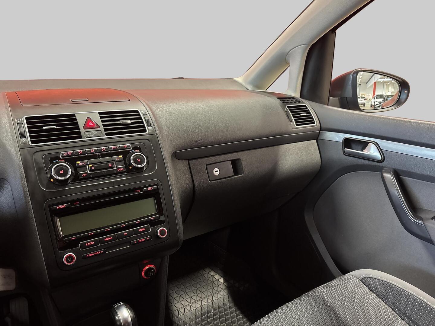 VOLKSWAGEN Touran 2011