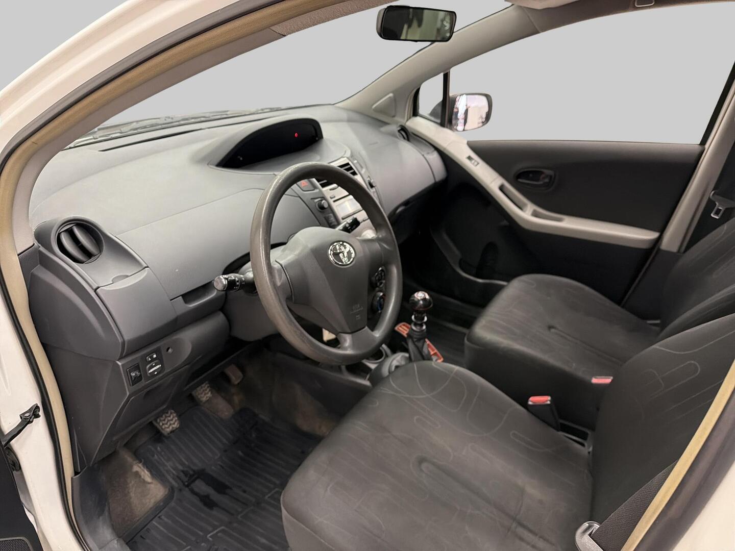 TOYOTA Yaris 2011