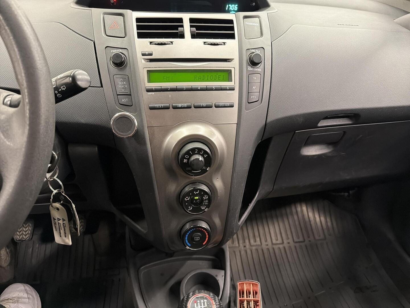 TOYOTA Yaris 2011
