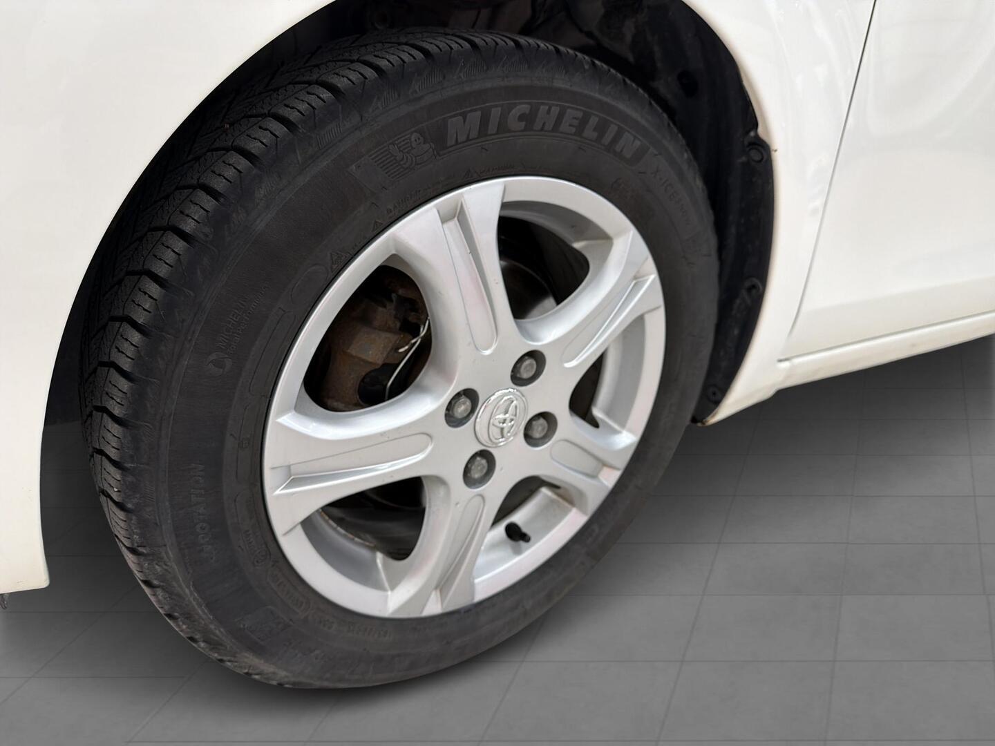 TOYOTA Yaris 2011