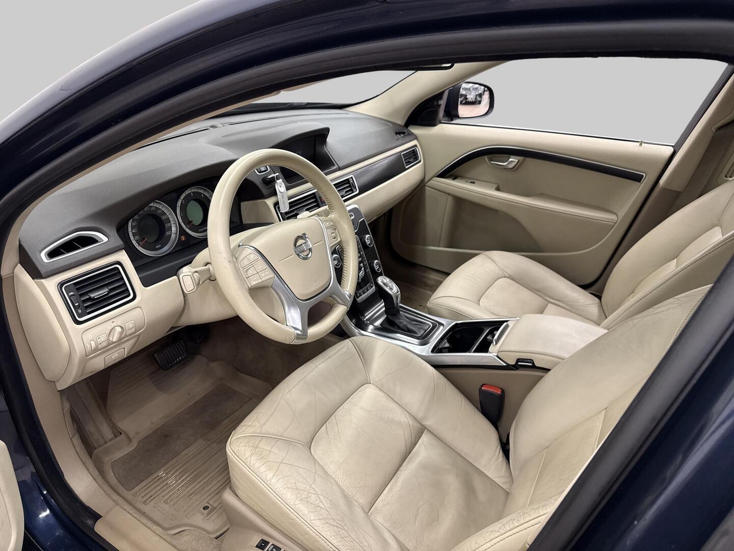 VOLVO V70 2012
