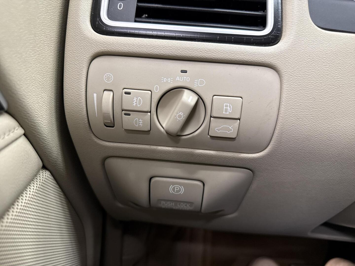 VOLVO V70 2012