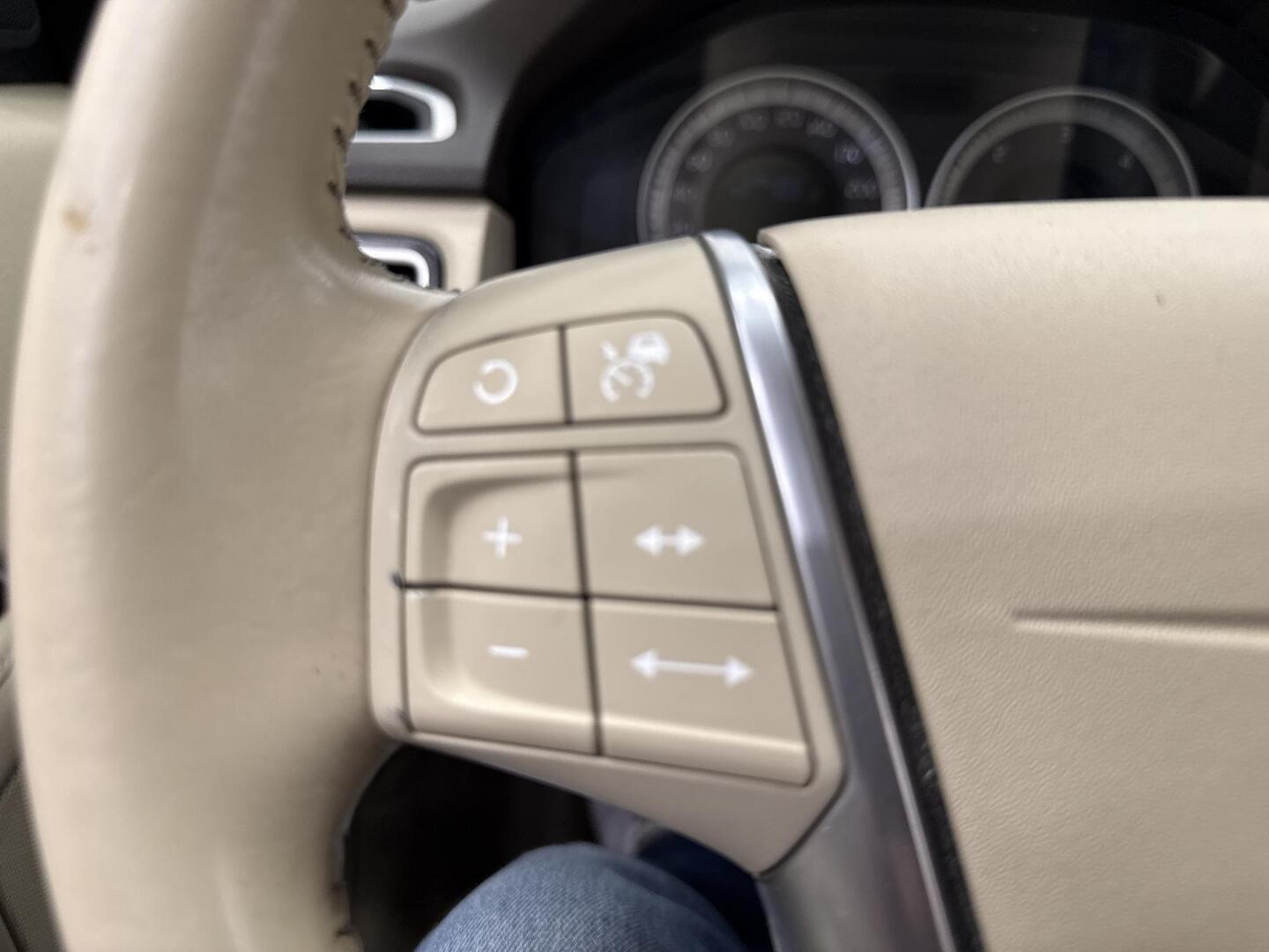 VOLVO V70 2012