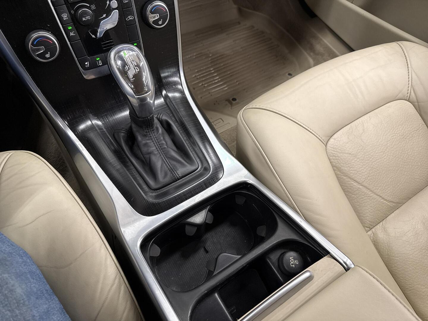 VOLVO V70 2012