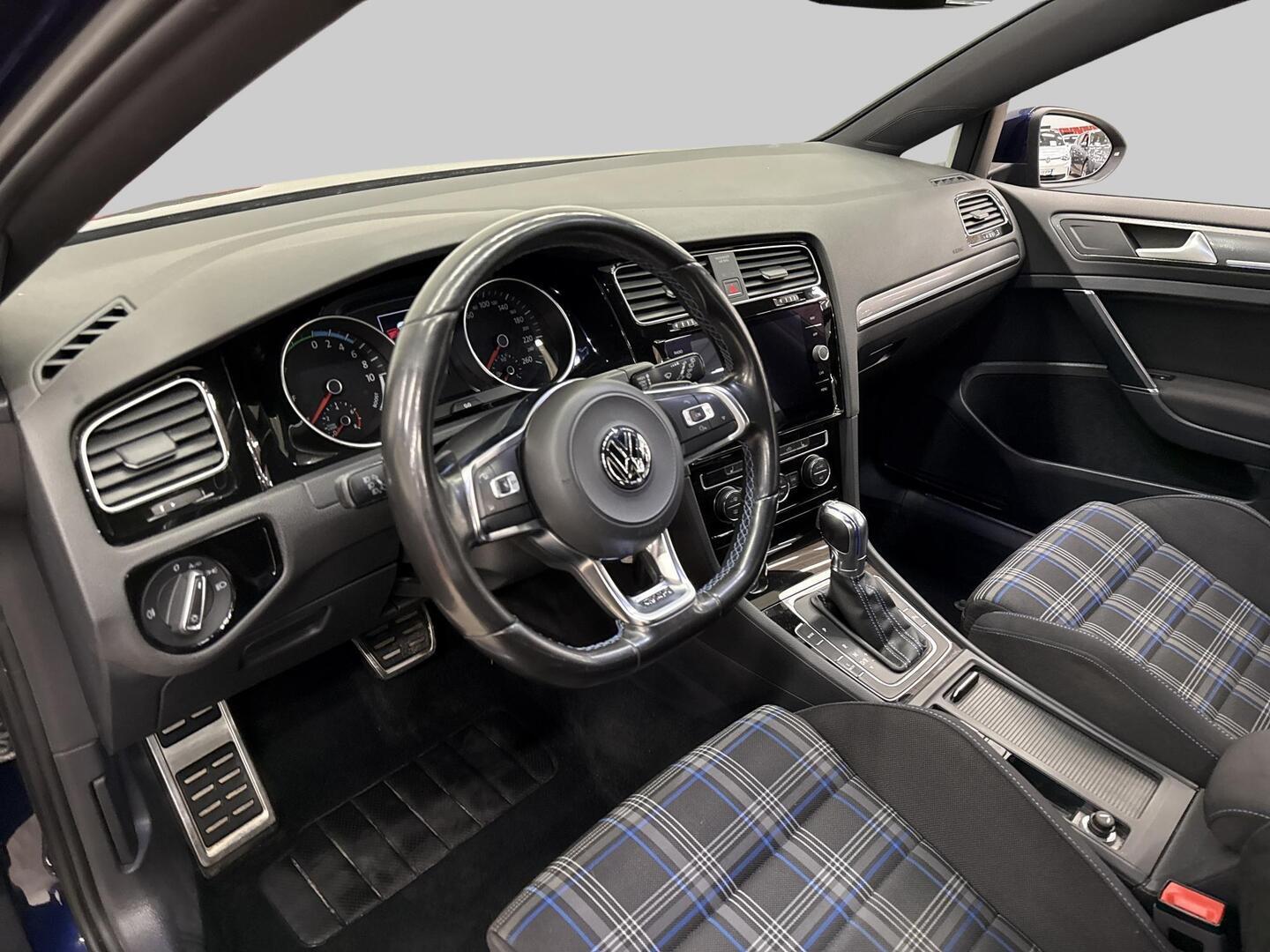 VOLKSWAGEN Golf 2017