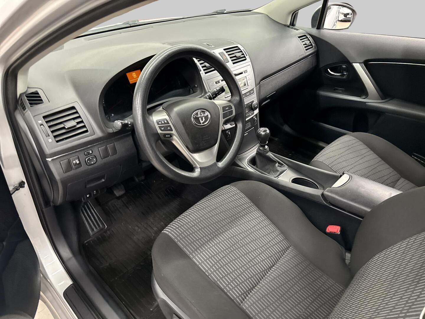 TOYOTA Avensis 2013
