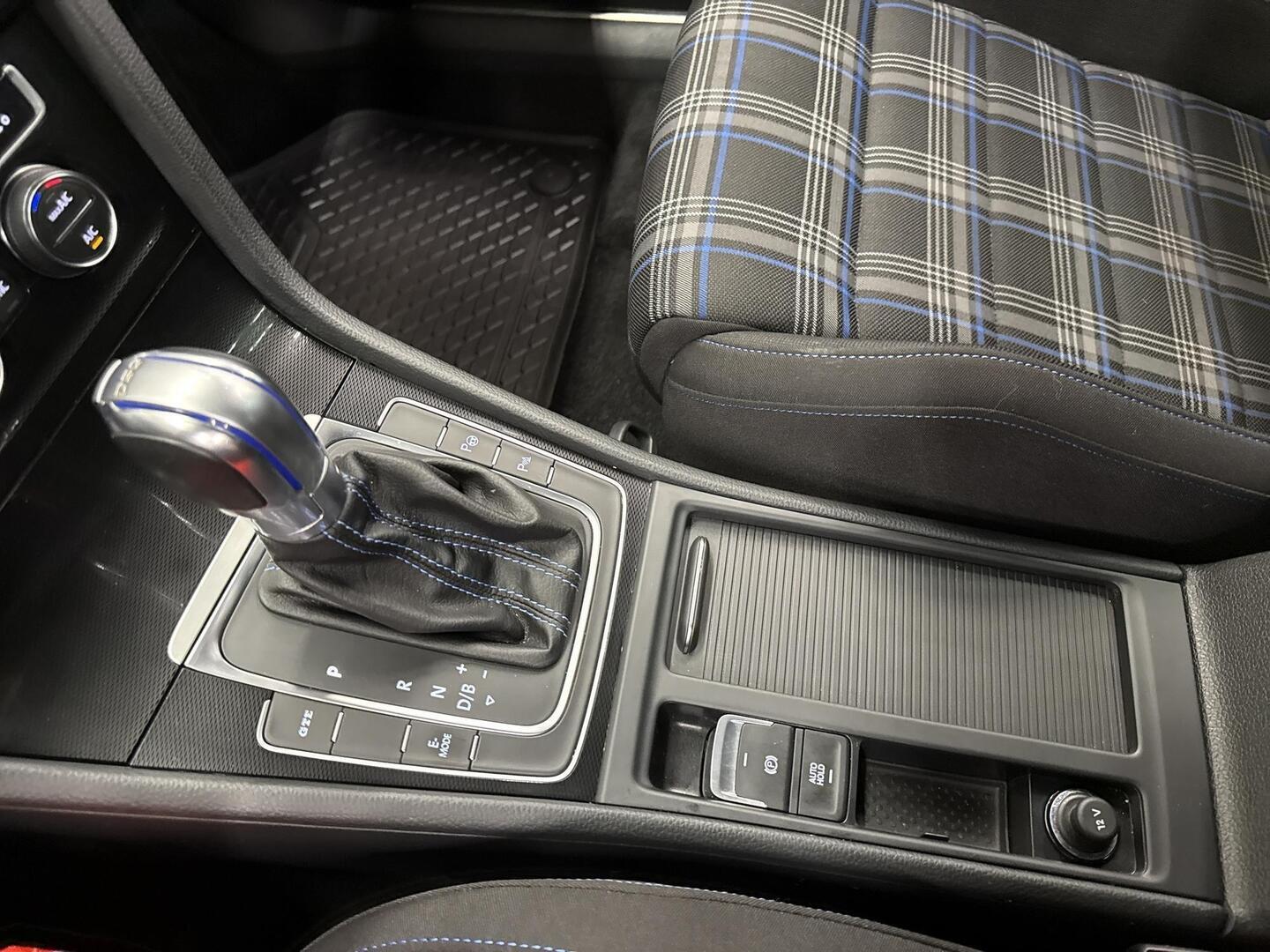 VOLKSWAGEN Golf 2017