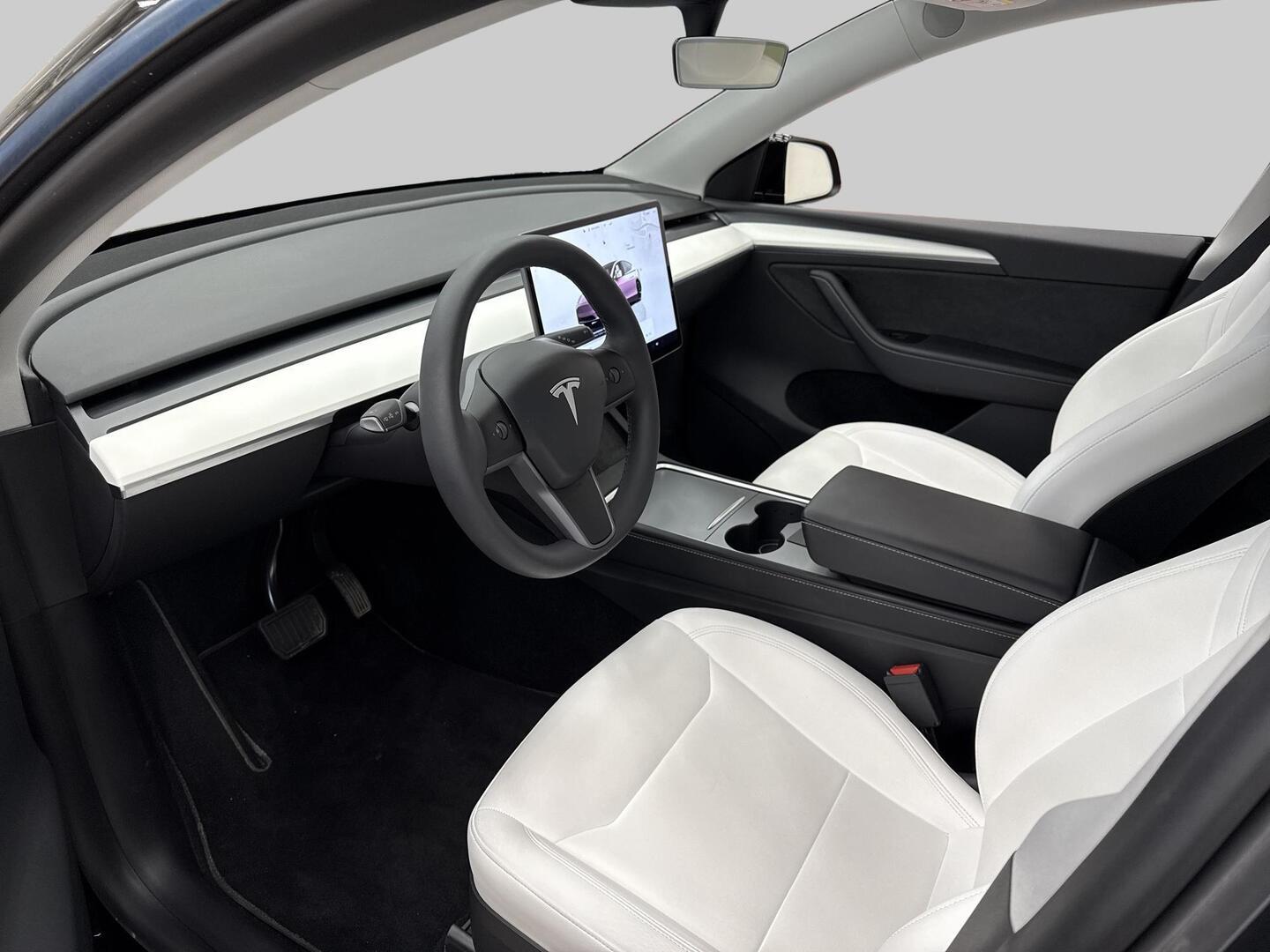 TESLA Model Y 2024