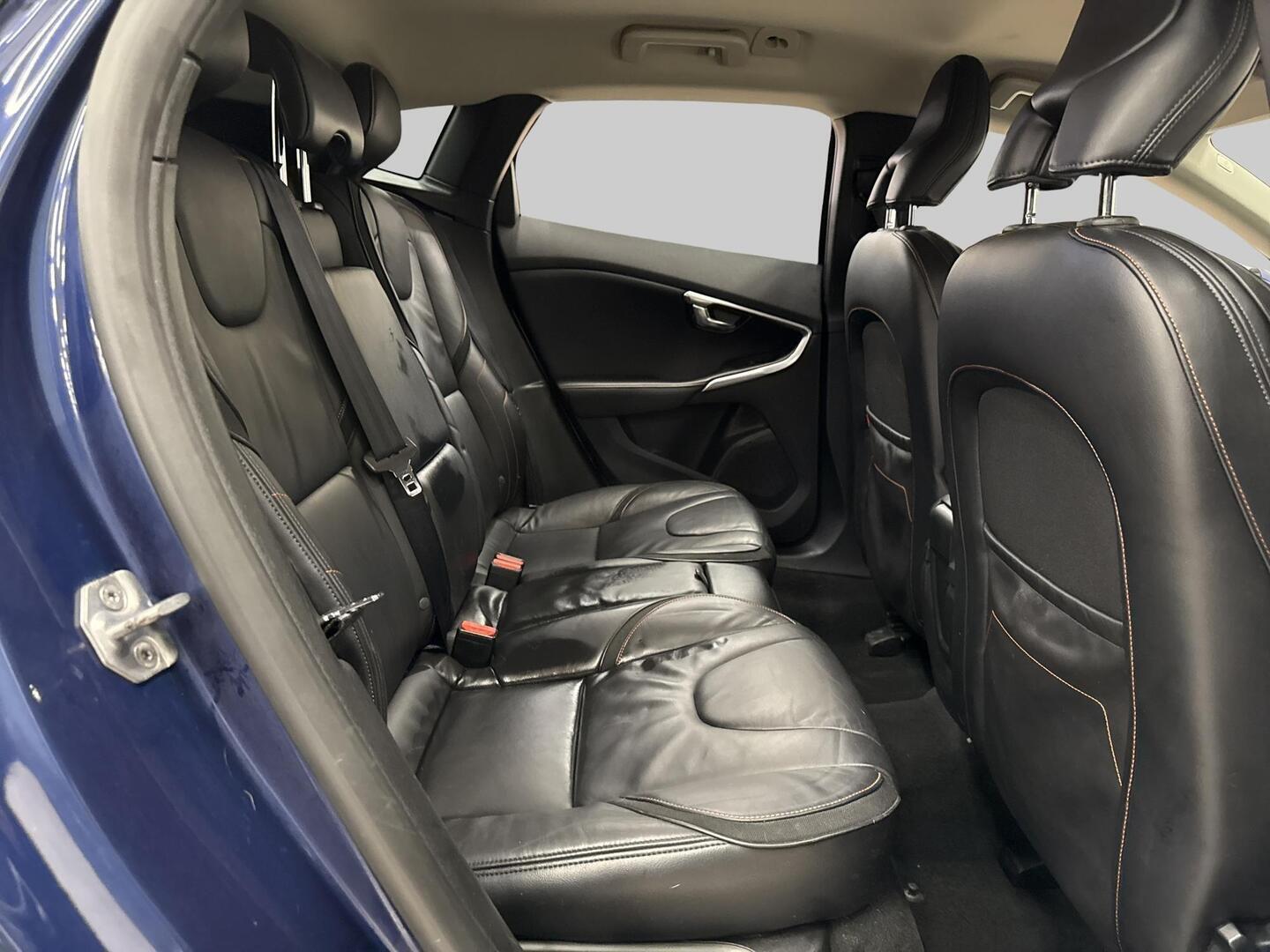 VOLVO V40 2015