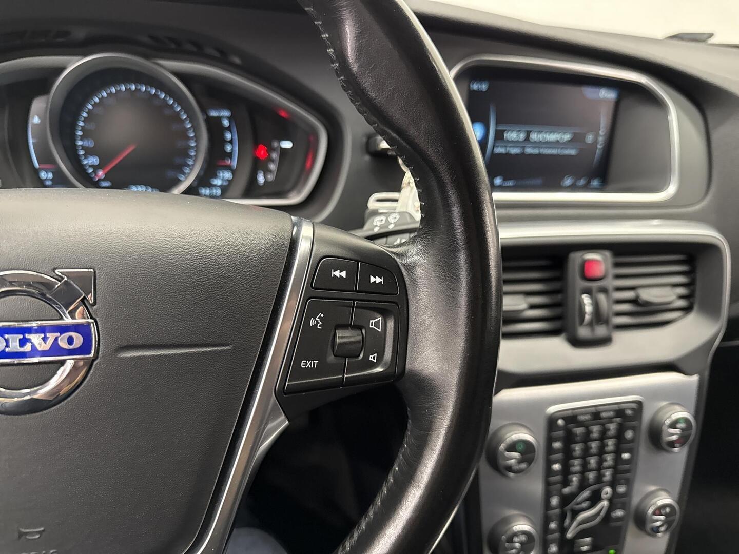 VOLVO V40 2015