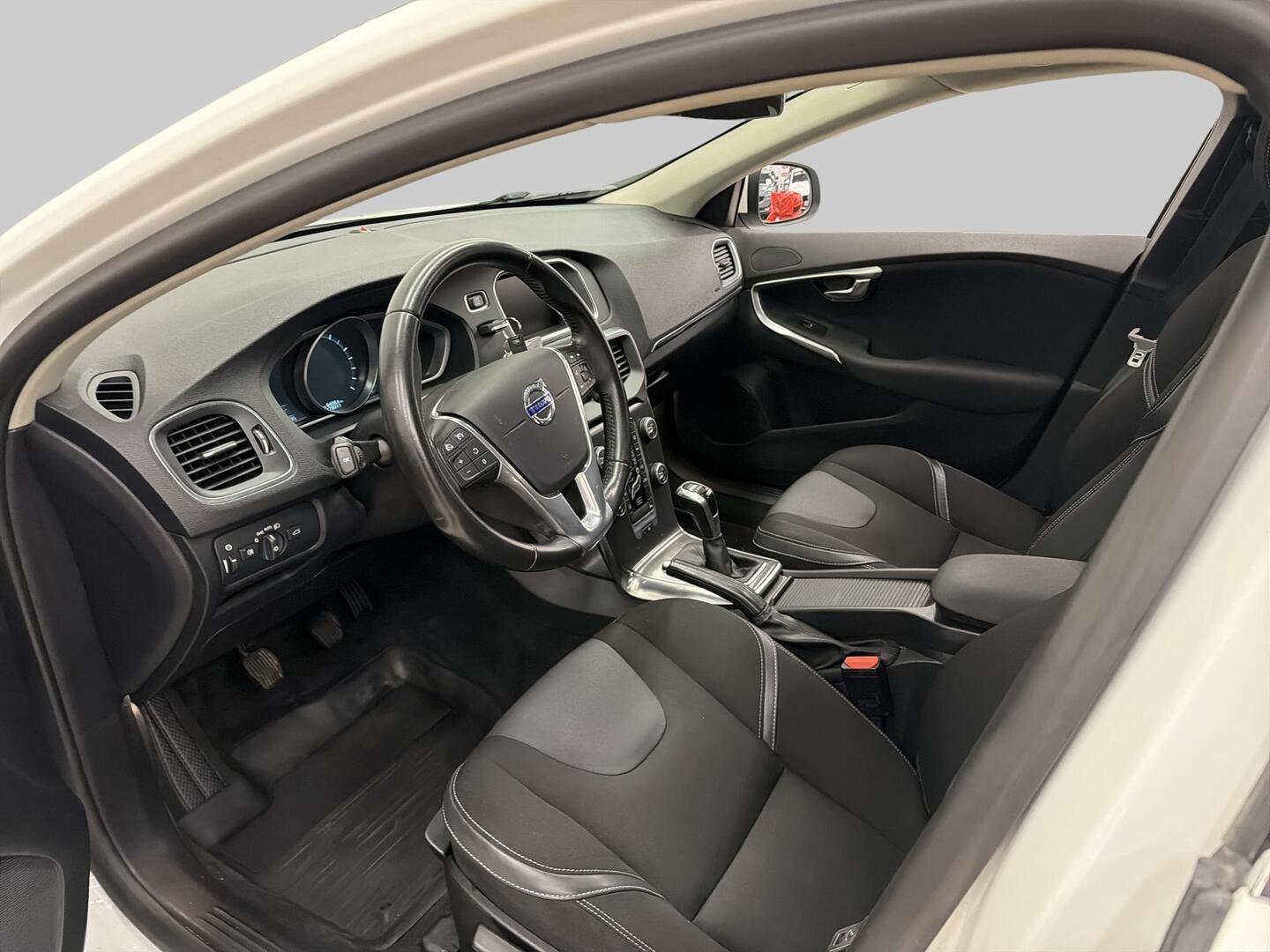 VOLVO V40 2015