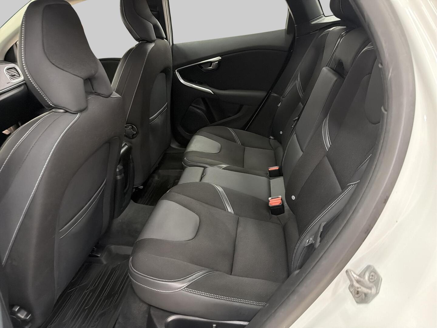 VOLVO V40 2015