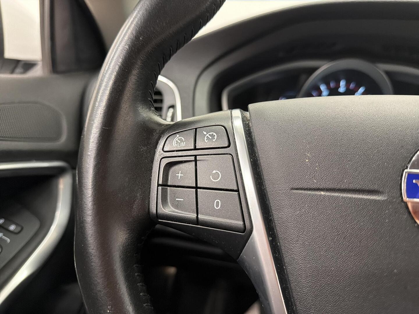 VOLVO V40 2015