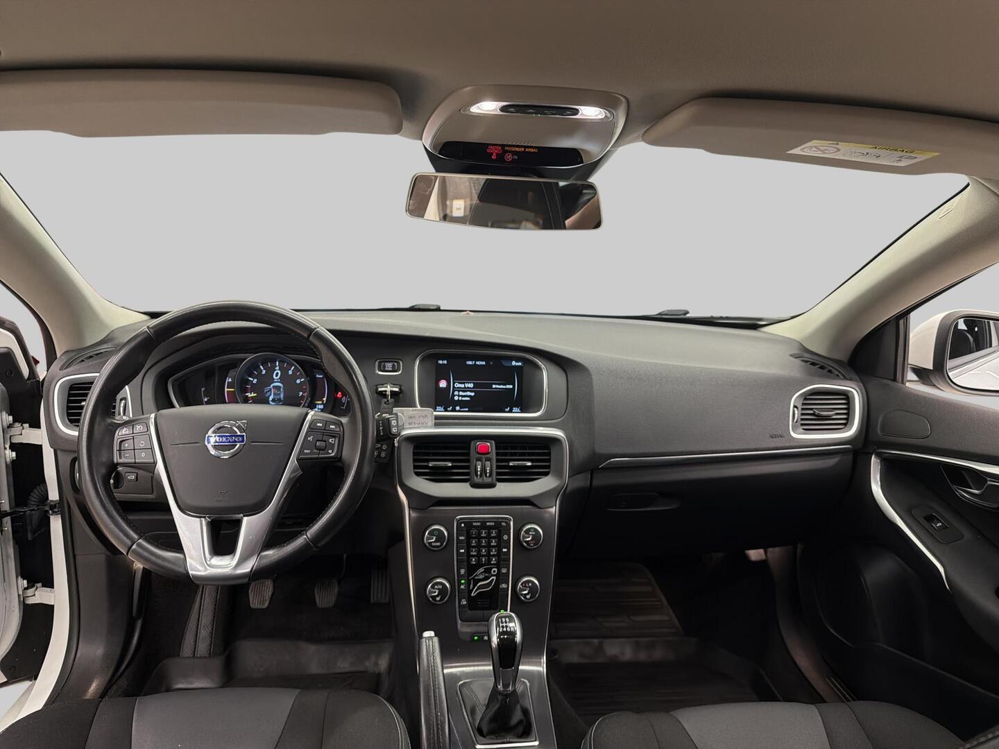 VOLVO V40 2015