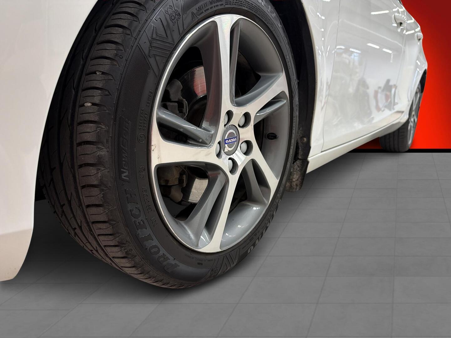 VOLVO V40 2015