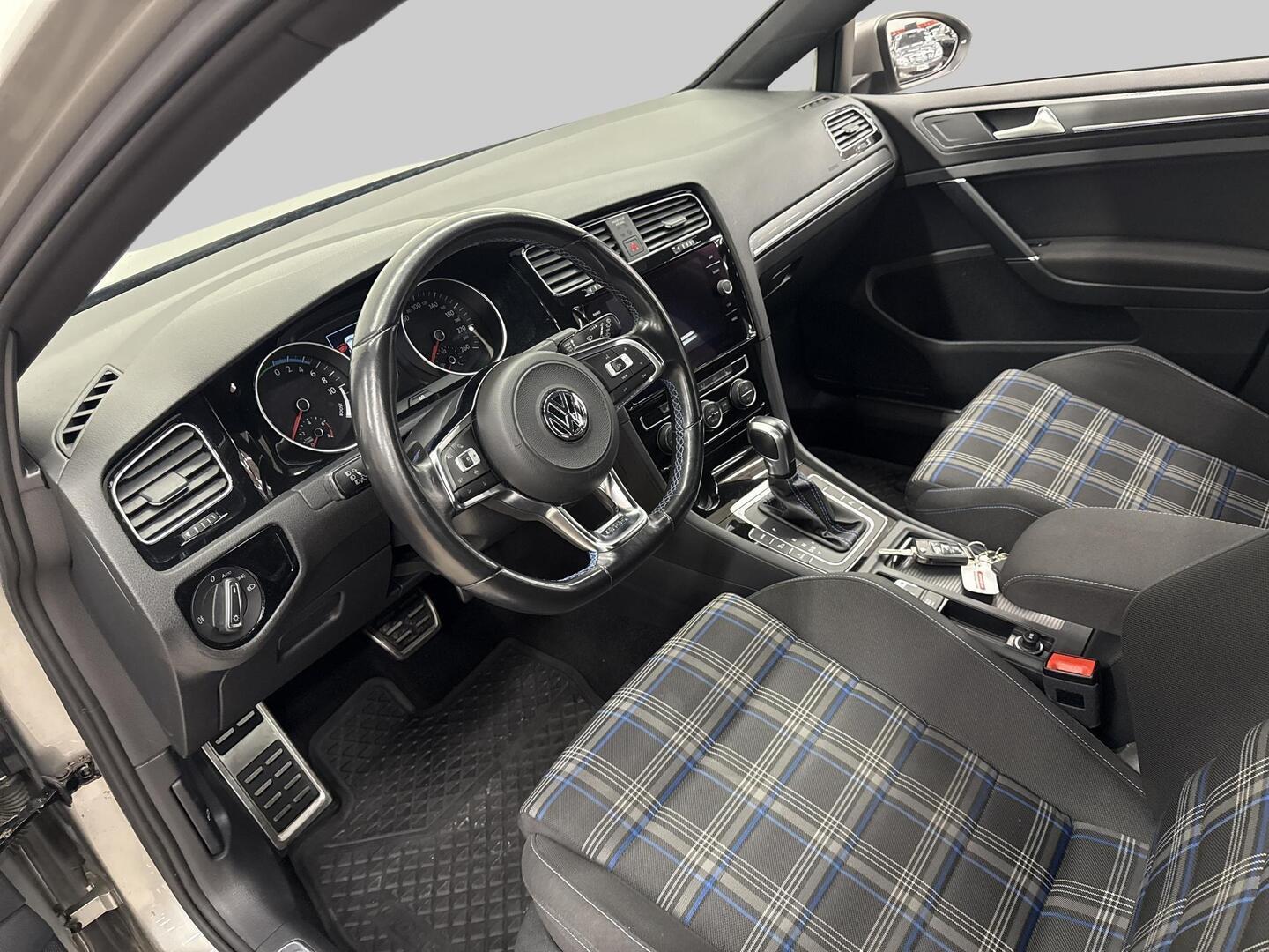 VOLKSWAGEN Golf 2020