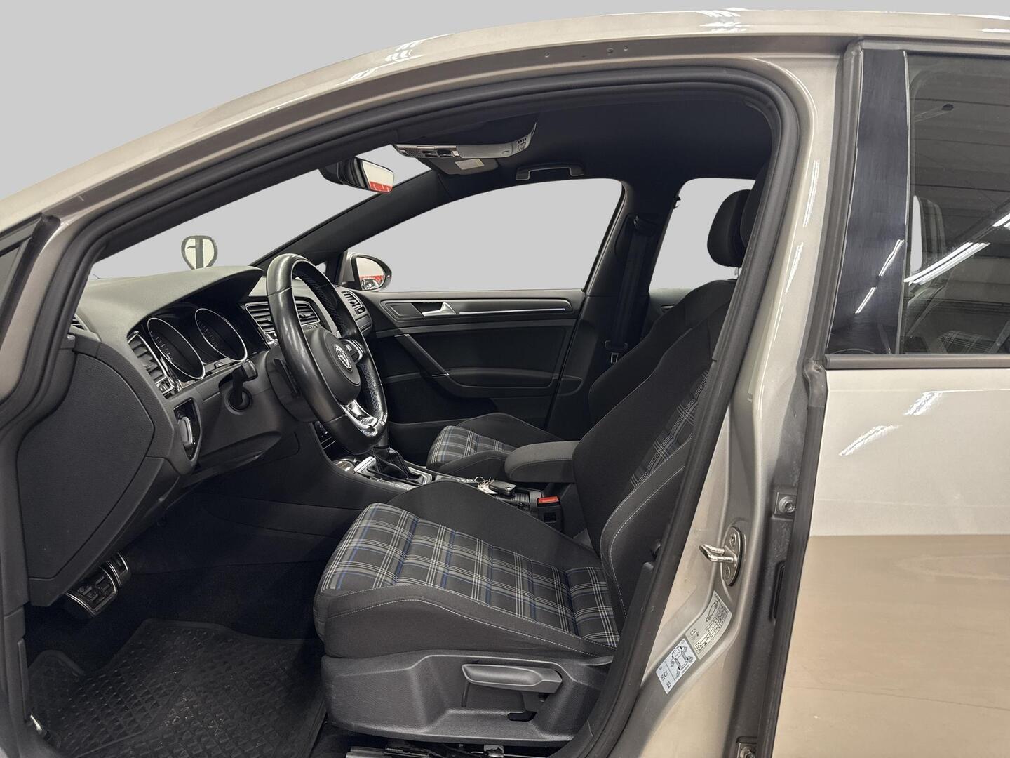 VOLKSWAGEN Golf 2020