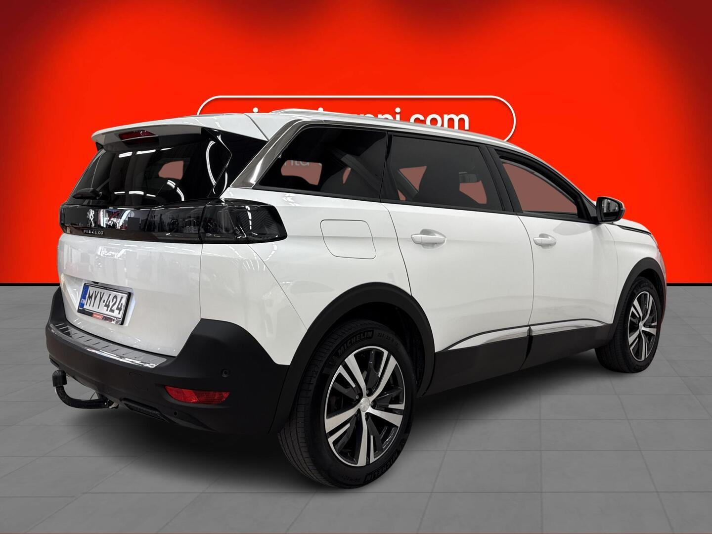 PEUGEOT 5008 2021