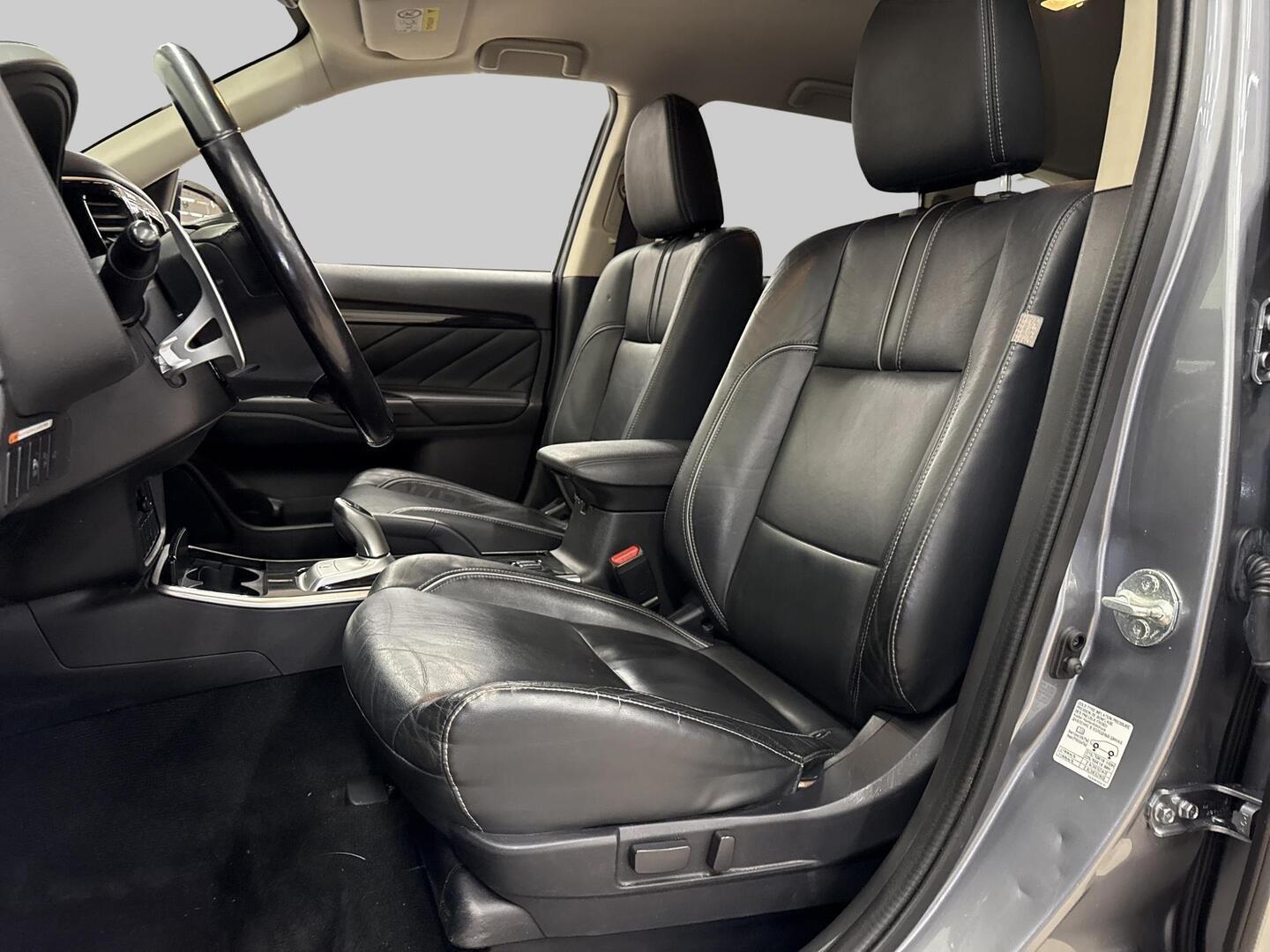 MITSUBISHI Outlander PHEV 2015