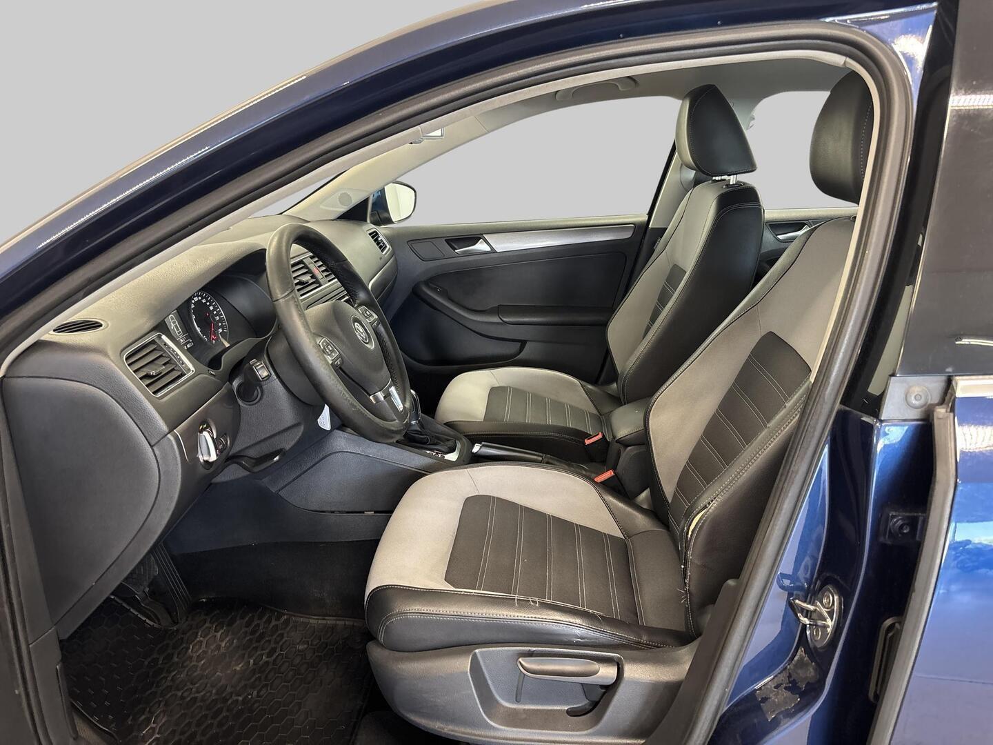 VOLKSWAGEN Jetta 2012