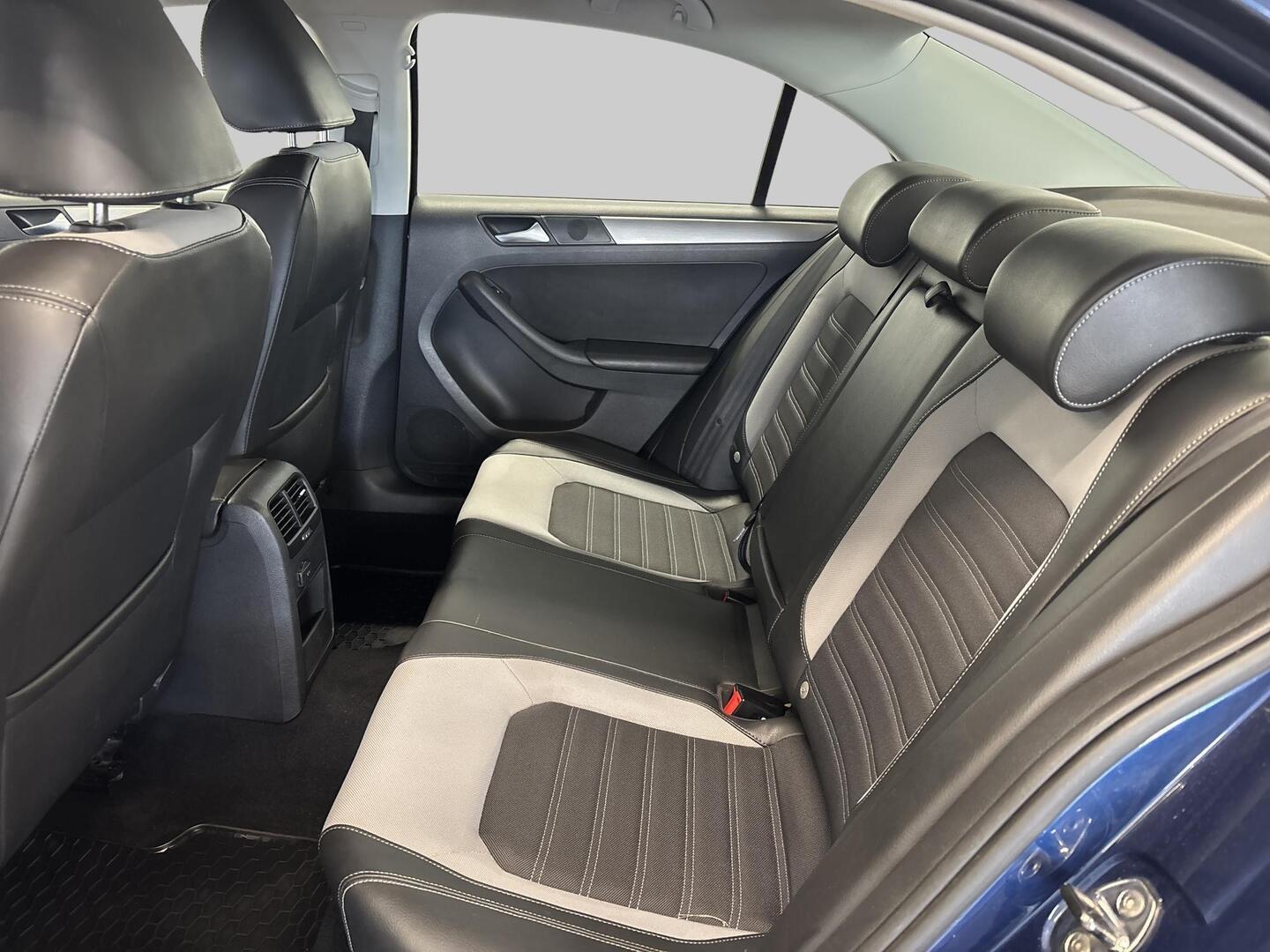 VOLKSWAGEN Jetta 2012