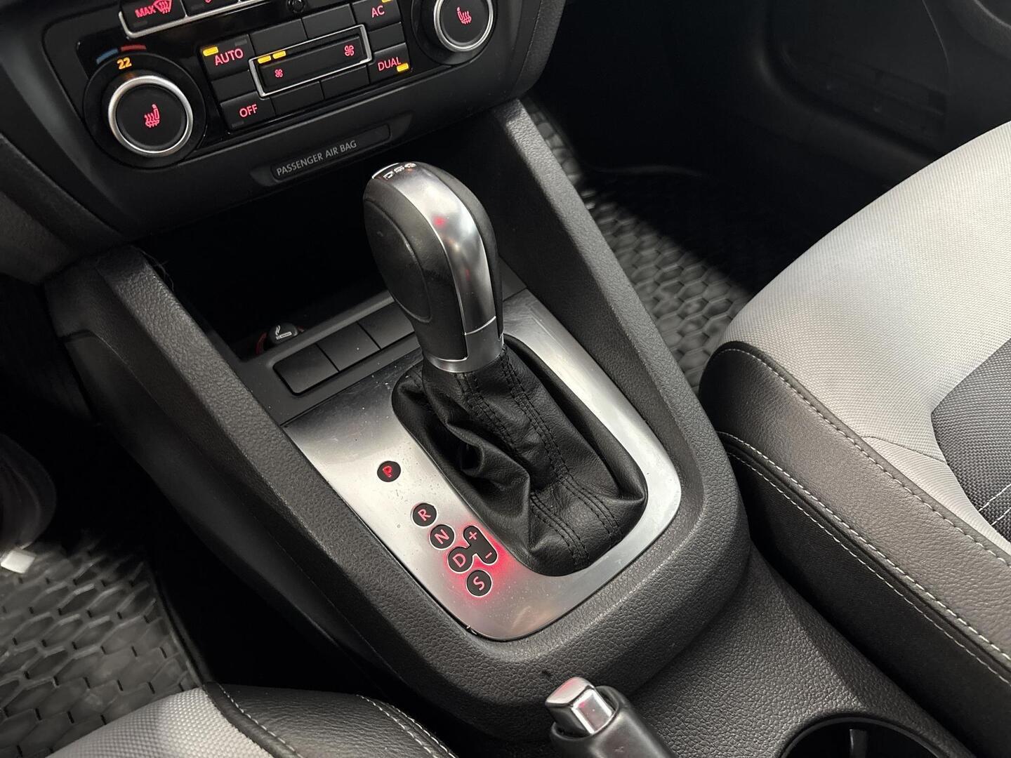 VOLKSWAGEN Jetta 2012