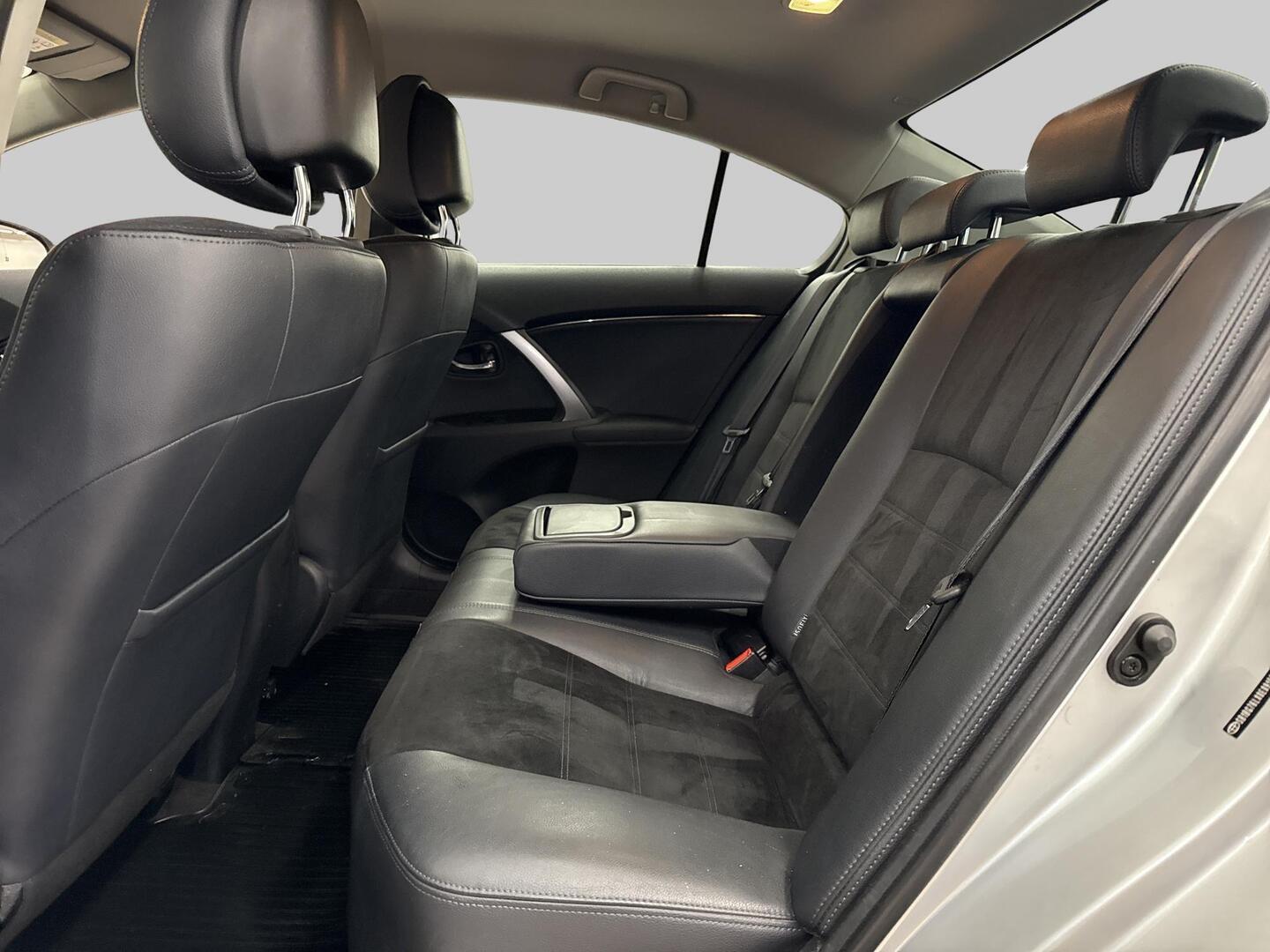 TOYOTA Avensis 2013